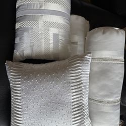 King Comfortor And Pillows