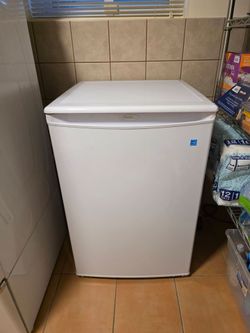 Upright freezer 4.3 cu ft