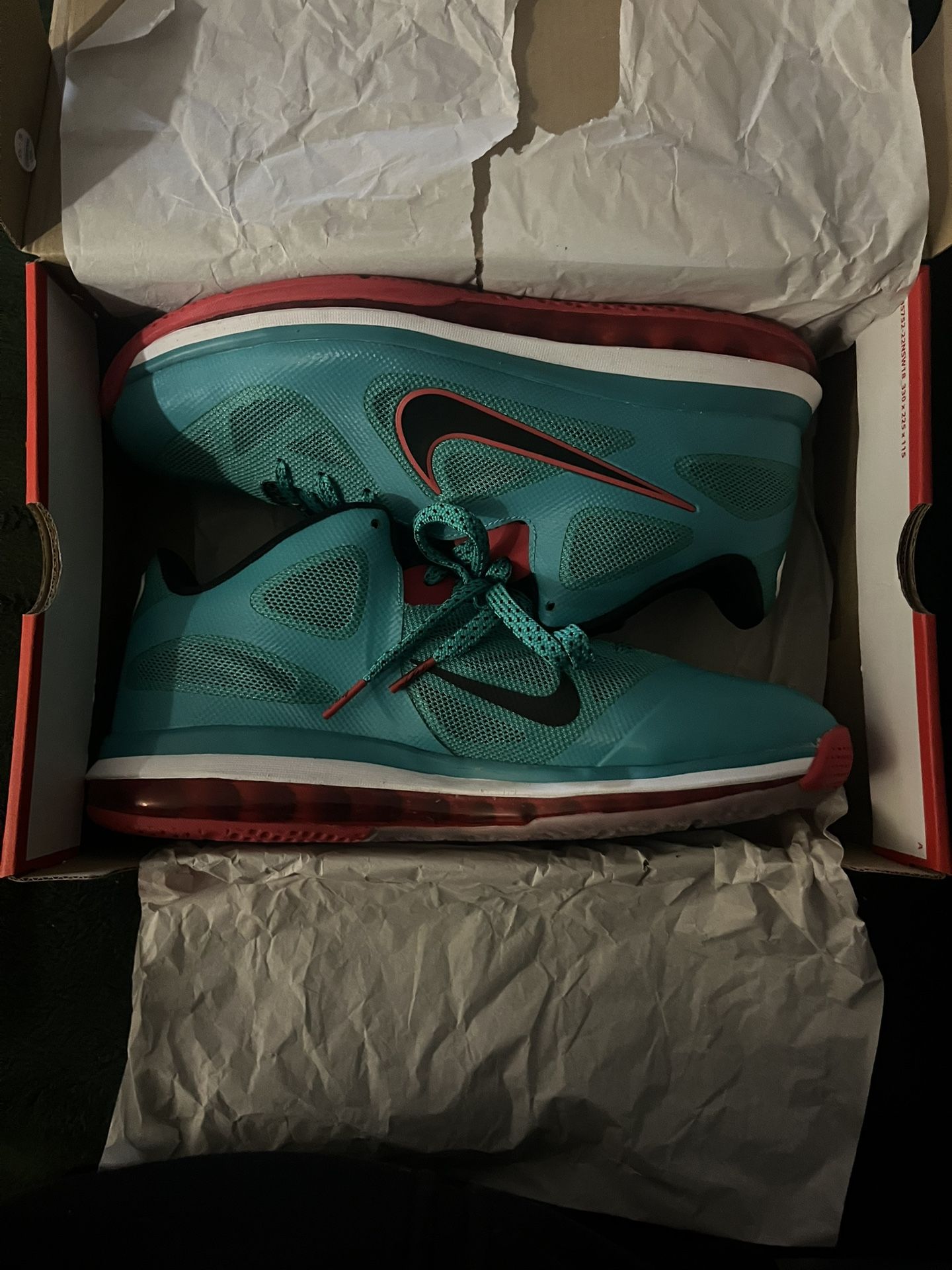 Nike LeBron 9 Low “Reverse Liverpool”