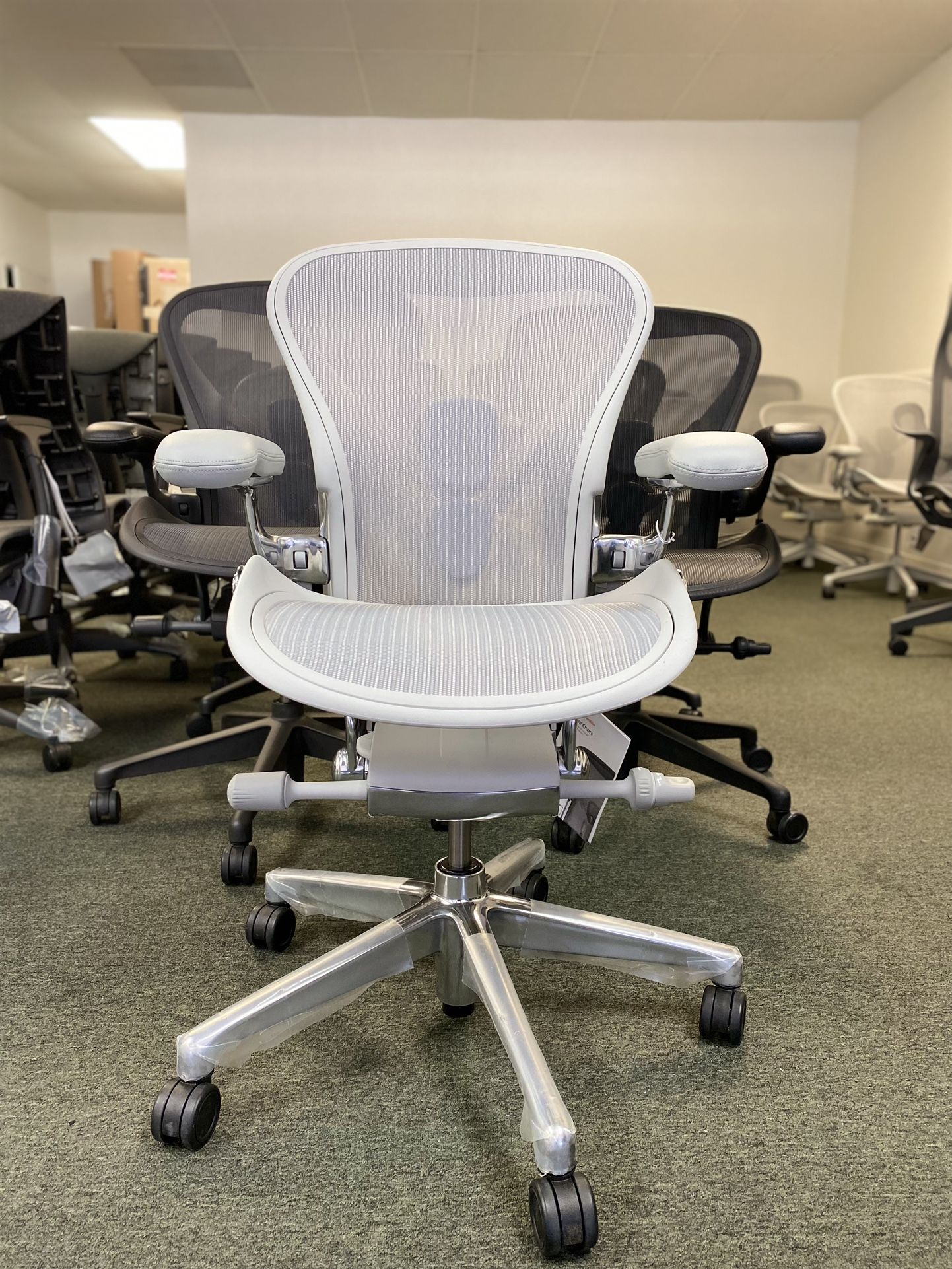 🔥🔥BRAND NEW HERMAN MILLER REMASTERED AERON SIZE B🔥🔥MINERAL COLOR🔥🔥POSTURE-FIT SL POLISHED ALUMINUM