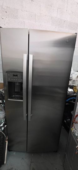 GE REFRIGERATOR 33 INCHES SIDE BY SIDE  LIKE NEW