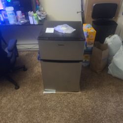 Galanz mini Fridge With Freezer