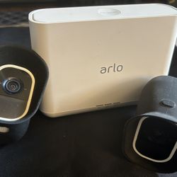 2 Arlo Pro 2 Security Cameras Outdoor/Indoor