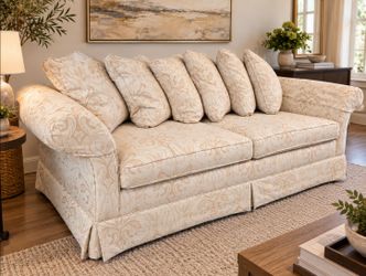 CLASSIC AMERICAN DESIGNER SOFA — EXCEPTIONALLY CLEAN & COMFORTABLE