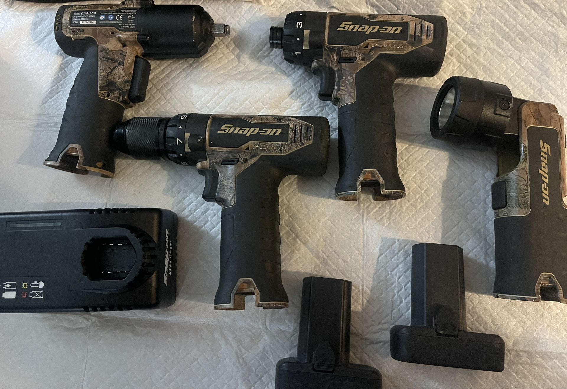 Snap On Set 1.4.4v  Tools And 3 Batterys And Charger 
