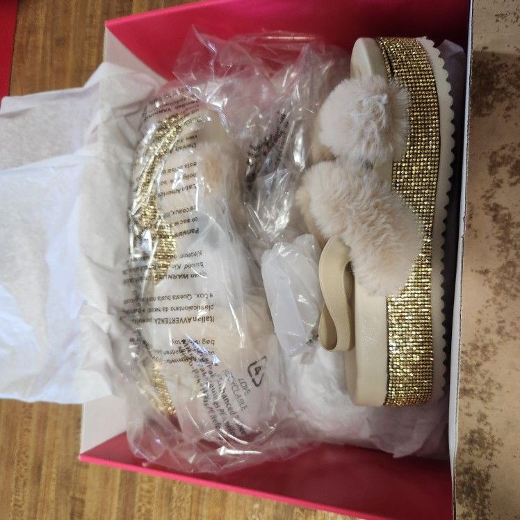 Womens Fuzzy Sandles