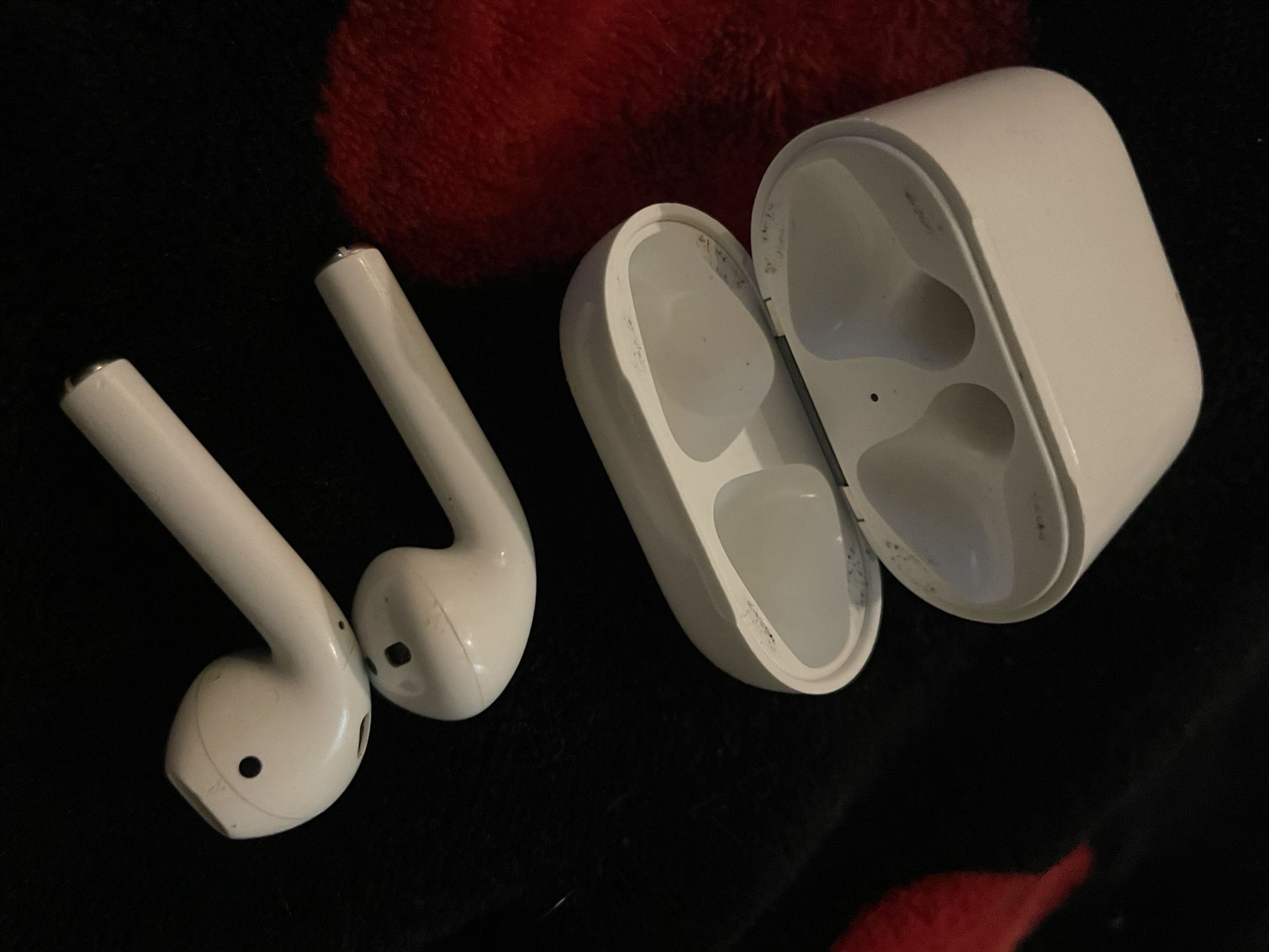 Apple earbuds Airpods gen 2 wireless charging