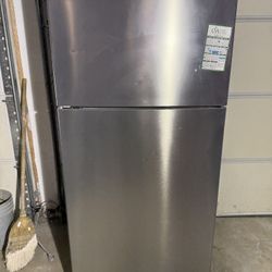18 cu. Wft. Refrigerator – Clean & Works Great!