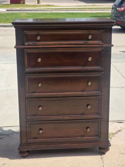 DRESSER