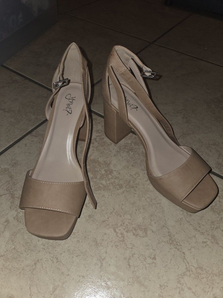 Womens 8.5 Heels 