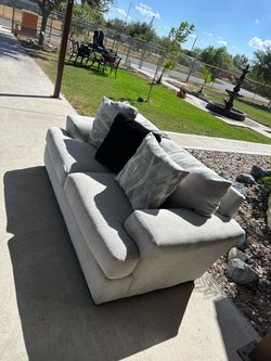 Beautiful large love seat only in seminew condition super comfy asking 200