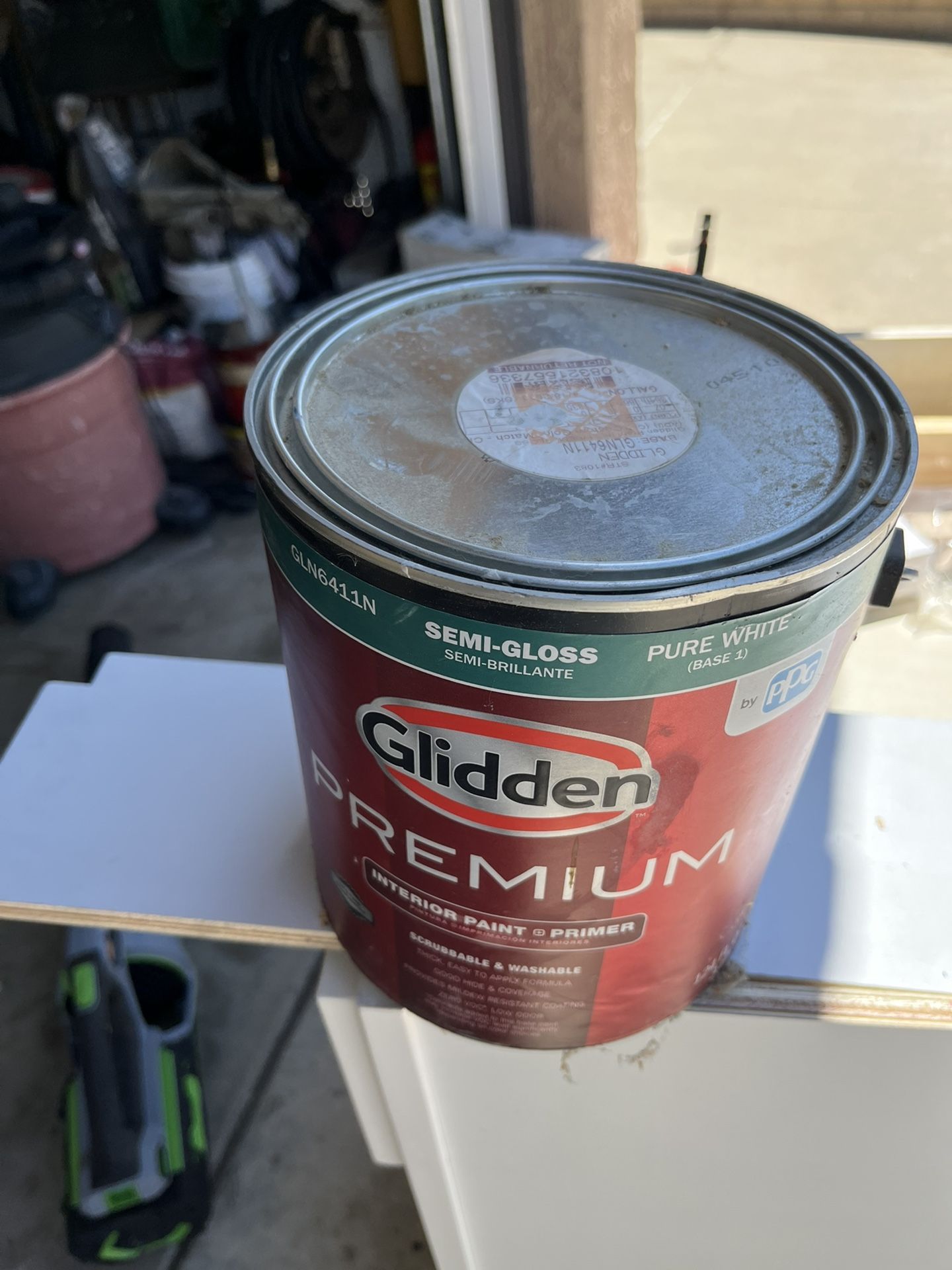 New- 1gal Glidden Swiss Coffee Semigloss Paint
