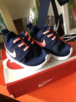 Little girls size 2c Nike Roshe Runs