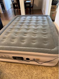 SoundAsleep Queen Air Mattress with Built-in Pump – Excellent Condition