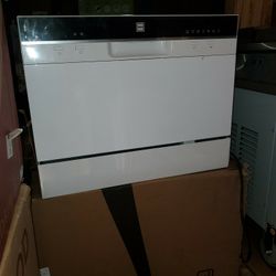 Beautiful and Modern Mini Dishwasher 