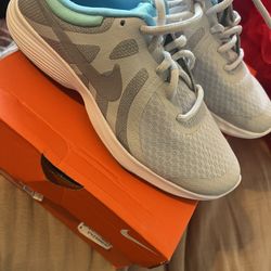 Nike Revolution
