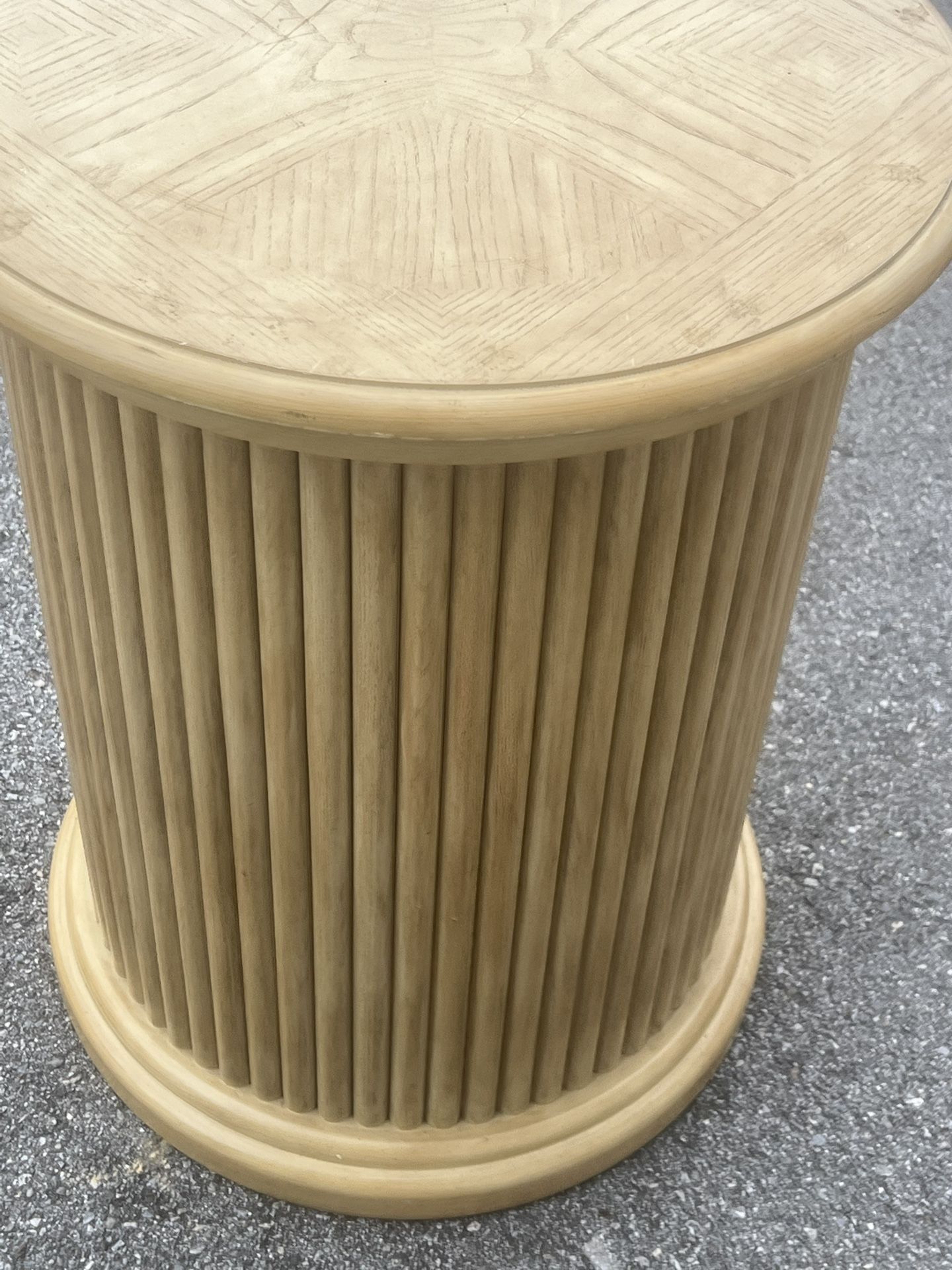 Majestic side table, end table, pedestal, great shape, very heavy, solid, beautiful, looking Pickup below 31705 SR-54 Wesley Chapel, FL 33545 stora