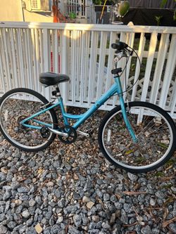 For sale: women's or girls' bicycle in good condition; apple green.