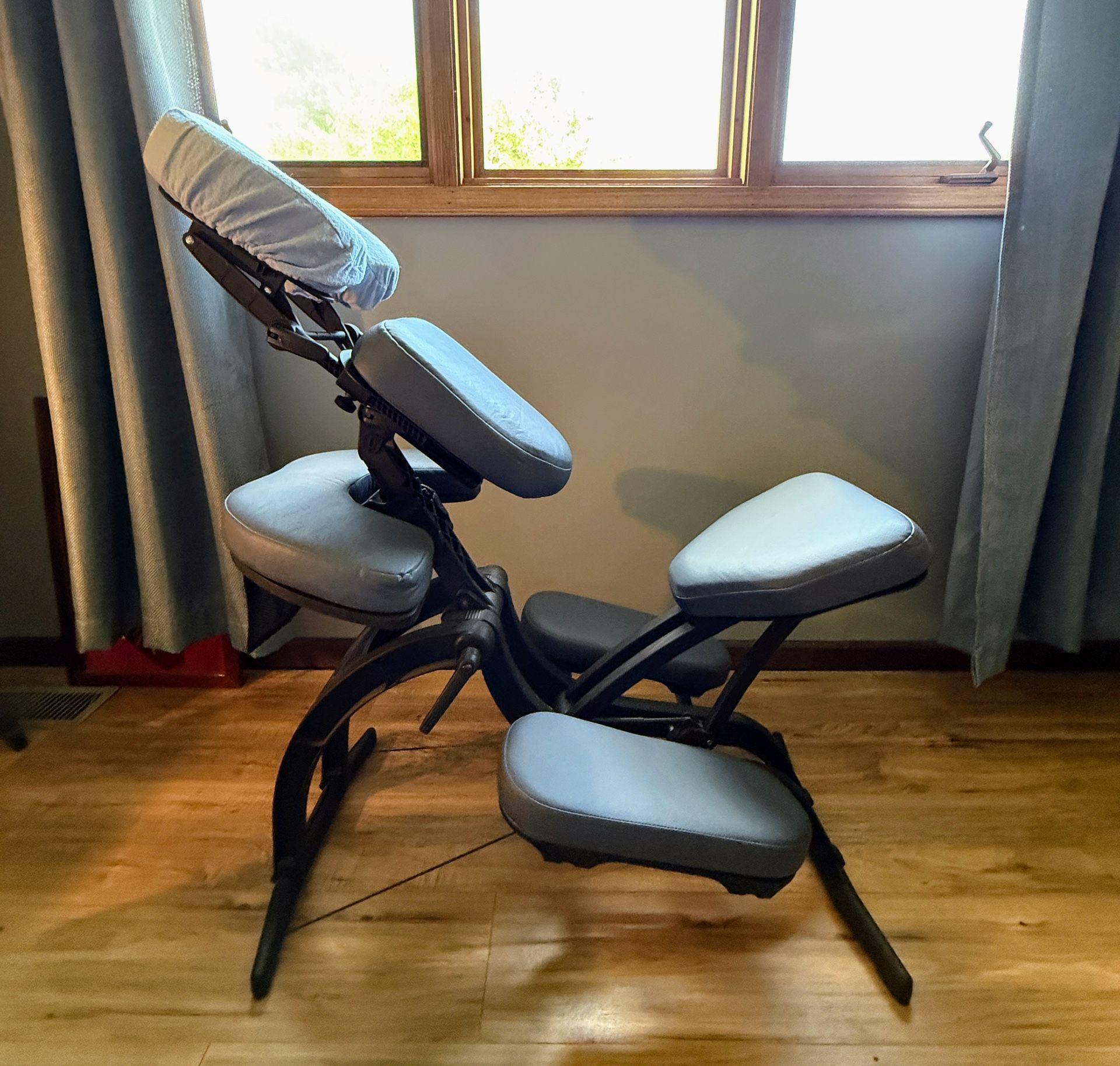 Earthlite Professional Massage Chair