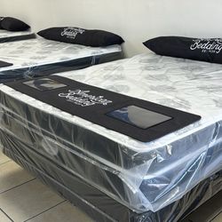 Queen Pillow Top Mattress And Boxspring