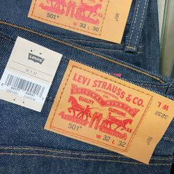 LEVIS 501 BUTTON FLY JEANS.