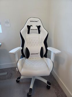 AKRACING WHITE GAMER CHAIR
