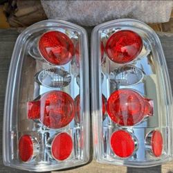 00-06 Chevy Tahoe/Suburban/GMC Yukon/Yukon XL Tail Lights Luces Traseras Calaveras Micas 