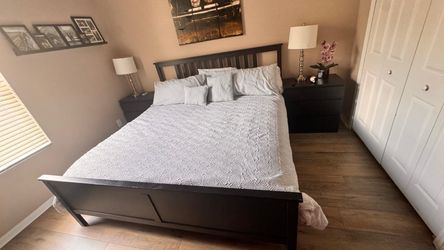 King size bed with mattress LIKE NEW!!!