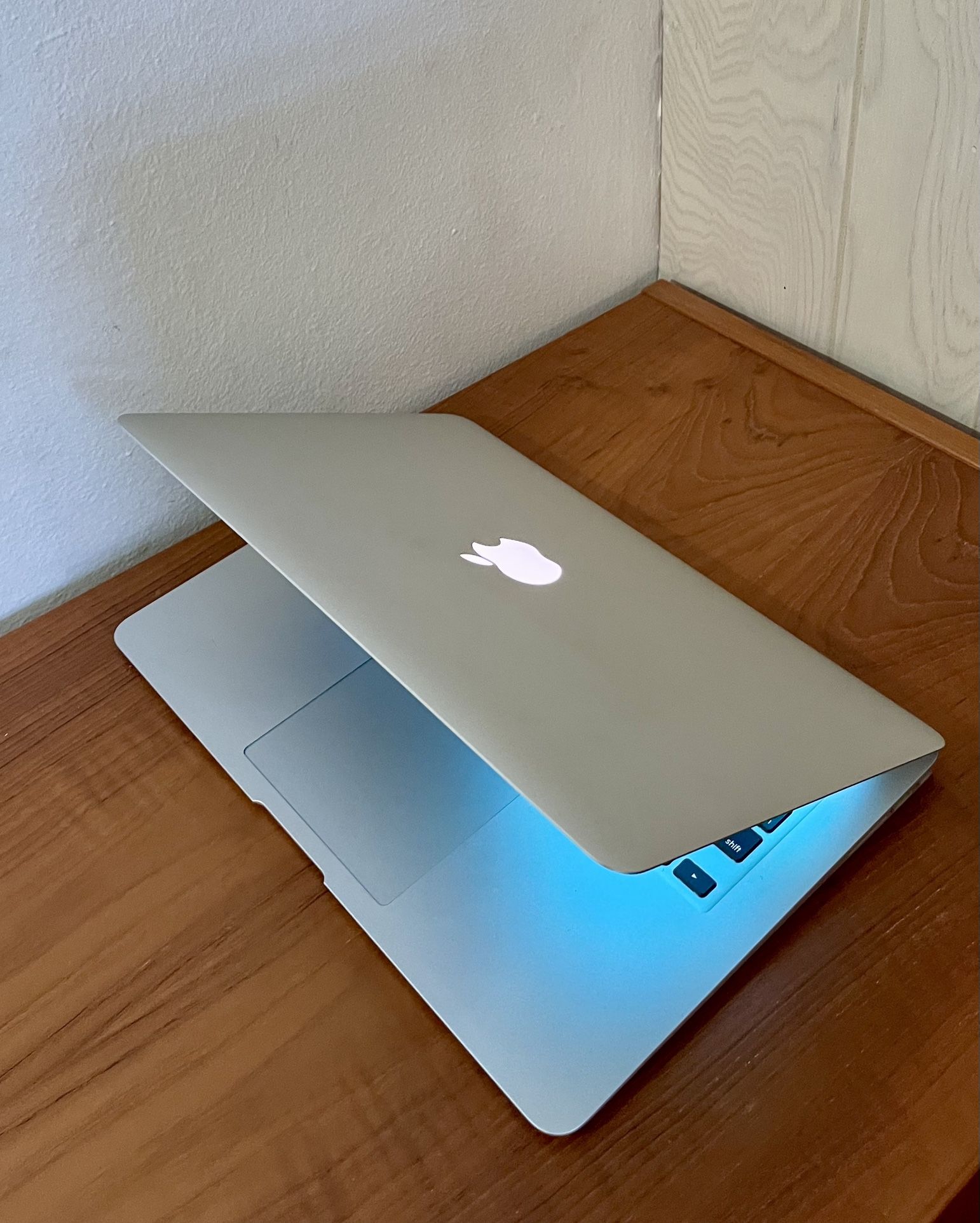 Apple MacBook Air 13” I5/8GB/256GB SSD $180