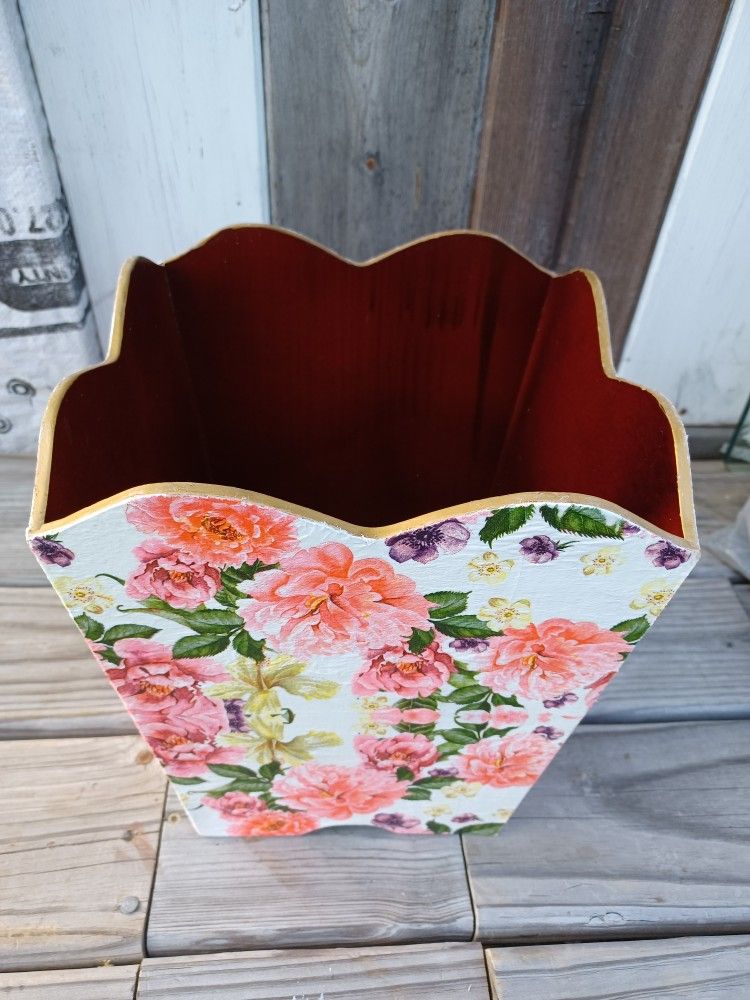 Vintage Wooden Roses Scalloped Edges Waste Paper Bin