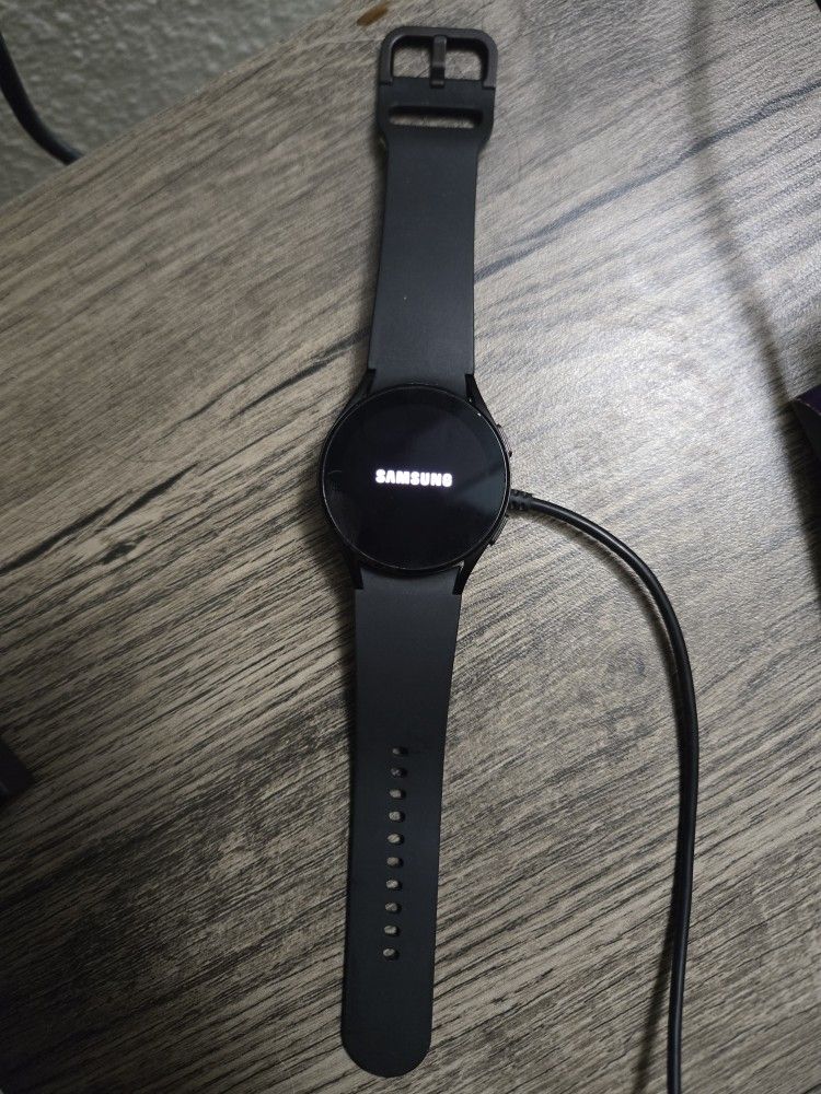 Samsung Galaxy Watch4 40mm LTE With Samsung Earphones