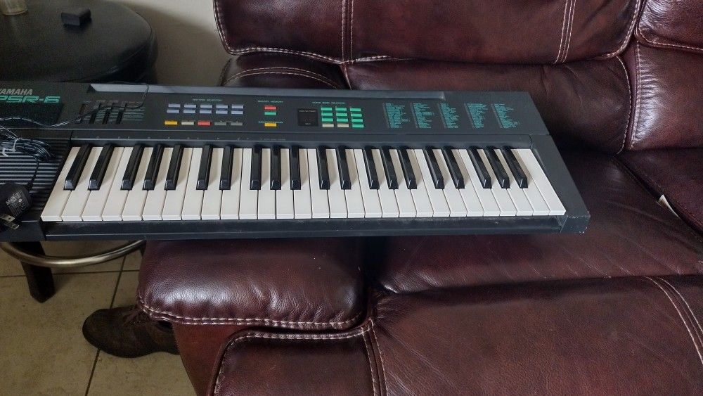 Yamaha PSR-6 Electronic Synthesizer Vintage Keyboard With 61 Keys .With Adapter.Power Plug.Excellent Condition