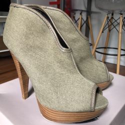 Size 5.5 Women’s Olive Green Booties 