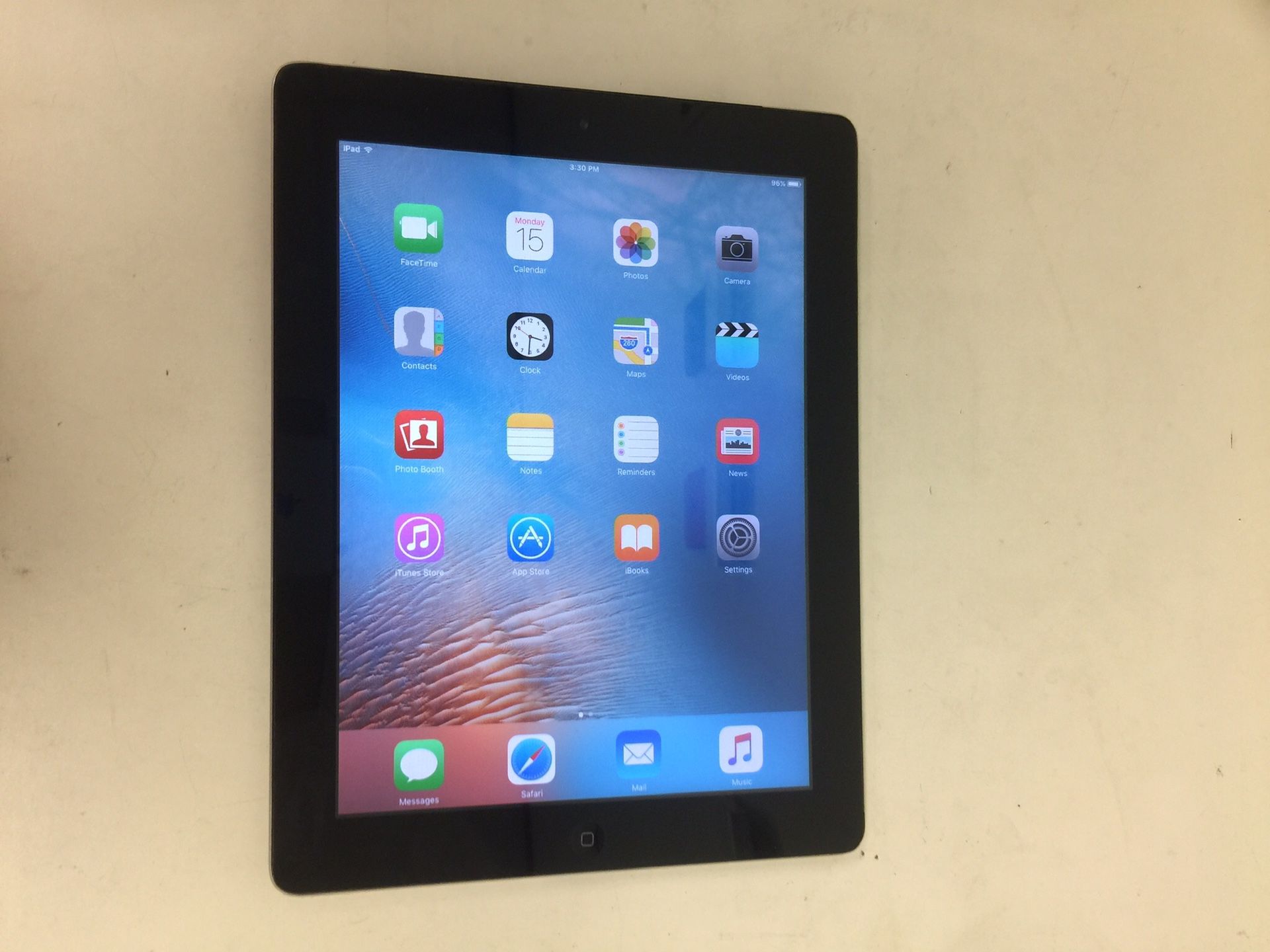 Apple ipad 2 16gb wifi with cable and charger