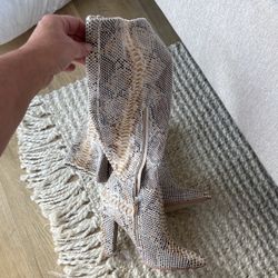 Knee High Snake Boot Women’s 8.5 Never Worn
