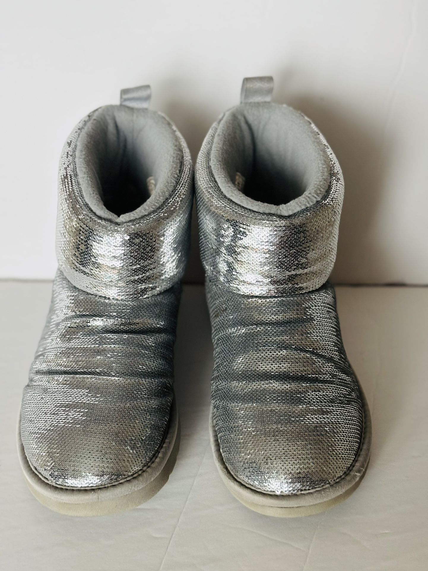 UGG, WOMEN’S SILVER SEQUINS ANKLE BOOTS SIZE 6