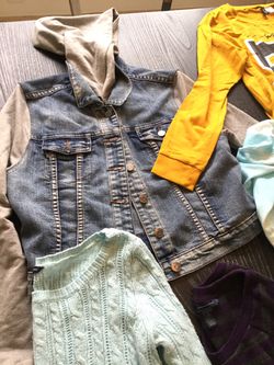 LOT OF WOMEN'S CLOTHING / TEENAGER HOODIE SWEATER JEAN JACKET 13 ITEMS SIZE “S”