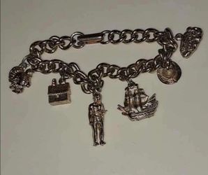 Plymouth Massachusetts charm bracelet.. vintage. Turkey, grass hut, Mayflower, pilgrim, plymouth rock,  pilgrim's hat