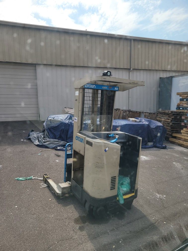 STAND UP FORKLIFT