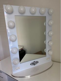 Lighted vanity mirror