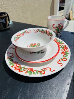 Holly & Ribbons Christmas Dishes, 8 Place Settings