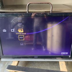 Sony Bravia 52 inch HDTV with Wall Mount kit Very Good Condition 