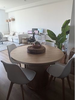 FOR SALE: Round (extendable) dining table + 4 Chair