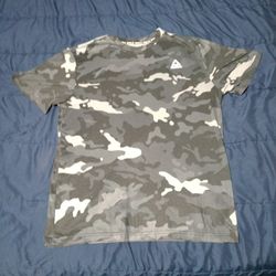 Reebok Urban Camo Athletic T-SHIRT. Grey Polyester Stretch NWT.