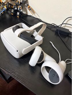 Oculus Quest 2 White 128GB Excellent W/ 2 Controllers and charger.
