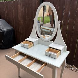 vanity with mirror and 3 drawers 