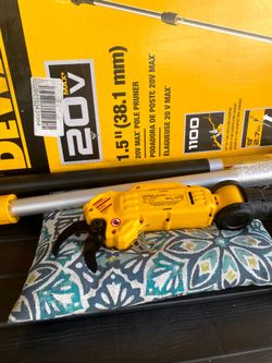 DeWalt 20V MAX XR 1-1/2"Capacity Cordless Battery Powered Pole Pruner Kit (1) 2.0 Ah Battery and Charger