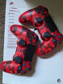 PS4 controllers