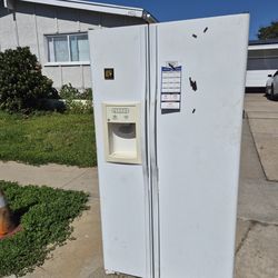 Dual door fridge with ice and water