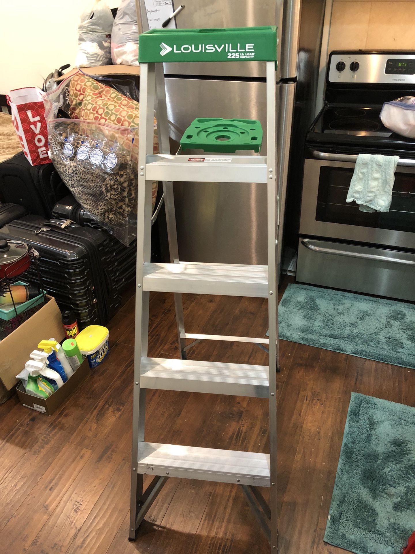 5 foot Louisville new ladder only used a few times